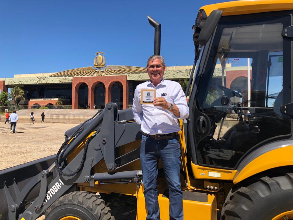 Prefeitura recebe Retroescavadeira do Governo Estadual