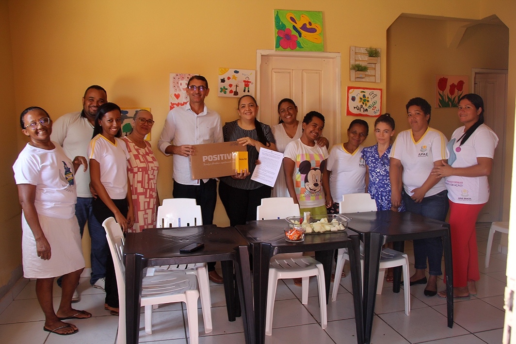 Prefeitura de Bandeirantes participa de momento especial na APAE com entrega de equipamento e almoço de confraternização