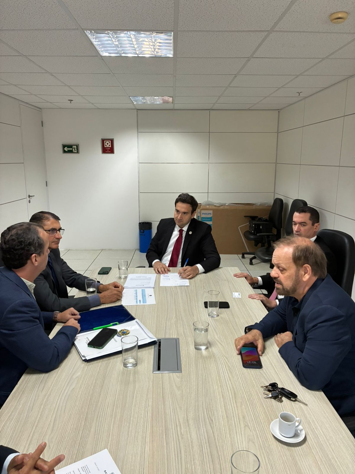 Deputado federal esteve acompanhado do presidente da Mineratins e do prefeito Saulo Borges em reunião em Brasília
